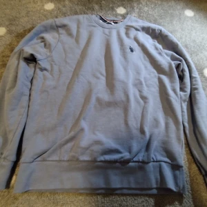 U.S. POLO ASSN. Sweatshirt  - Blå Polo ASSN sweatshirt. Nästan aldrig använd(ca 2gånger)