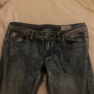Low waist bootcut jeans! - Säljer dom här skit snygga jeansen från diesel! Är toppen skick förutom pytte lite slitage nere vid ena benet Pris kan diskuteras!