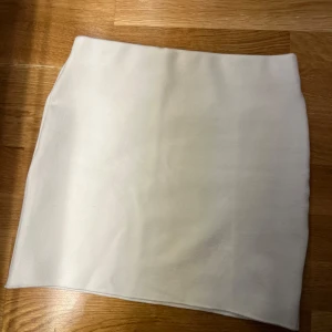 Kjol - Jättefin vit kjol från Zara! Helt oanvänd därav nyskick! 🤍🤍
