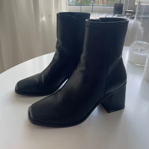 Snygga klackstövlar som funkar till allt - Tecken på användning finns, se bild 3 & 4. Går lätt att tvätta/fixa till. 