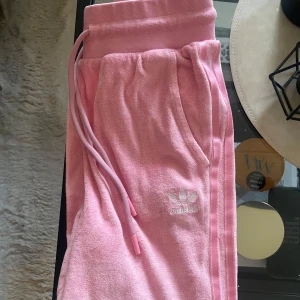 Adidas velour dress - Rosa velour dress från Adidas, storlek XS. Jättemysig och söt