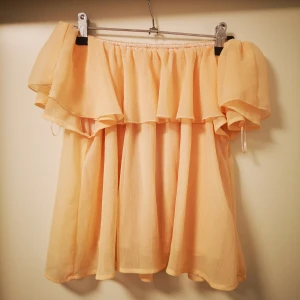 Topp off shoulder  - Topp i aprikosfärg, kan användas på två olika sätt. 