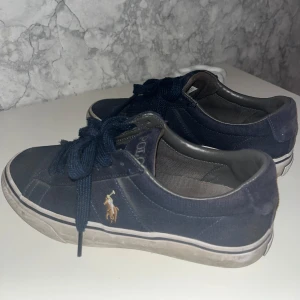 Polo Ralph Lauren Sneakers - Bra skick bara lite smutsig sula, men det går att tvätta 💕. Får me två par extra skosnören 