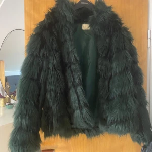 pälsjacka - säljer denna sjukt snygga pälsjacka ifrån Nelly💕💕😍 Den är jätte tjock så perfekt till höst och vinter!🔥 Säljer då den inte kommer till användning, därav gott skick. Om fler bilder önskas, skriv🫶🏼