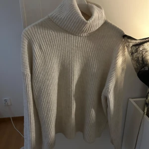 Stickad tröja - Jätte fin och mysig till hösten och i nyskick storlek S men passar M