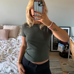 Grön ribbad topp💚 - Säljer en snygg grön ribbad topp. Den är kortärmad och croppad. Toppen är i bra skick och superbekväm att ha på sig. Passar både till vardags och fest!💚