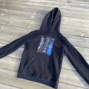 Säljer nu min saint laurent Basquiat hoodie från SS21 kollektionen. Skick: 9,5/10. Storlek: S. Tveka inte på att höra av er om ni har några frågor eller funderingar!