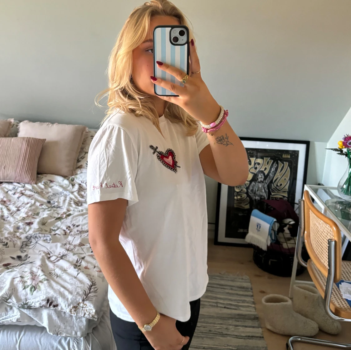 Vit t-shirt med hjärtdetalj❤️ - 90