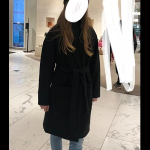 Pieces kappa - Snygg svart kappa från pieces, passar perfekt nu på hösten! Nypris 600kr (699kr), använt fåtal gånger så väldigt fint skick. Storlek S.