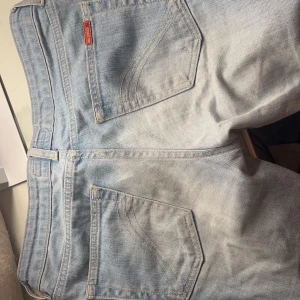 Lågmidjade jeans  - Supersnygga Lågmidjade jeans med detaljer på bakfickorna. Säljer eftersom de är lite förstora för mig. Storlek står inte men är lite för långa för mig som är 161 men de funkar. Vet inte exakt vart de är ifrån. Skriv privat för med info💕💕💕