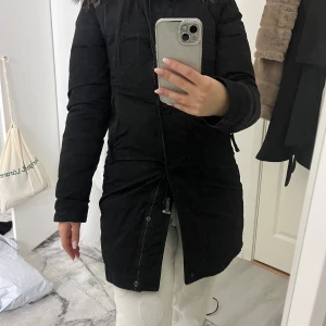Parajumpers Xs/xxs - Fin jacka figursydd och sitter fint storlek xxs men passar mig med xs. Varm och är i dun har äkta päls som är avtagbar. Dragkedjan är sönder men går och ficksa. Man kan också knäppa jackan med knappar som på bilden.