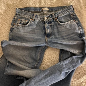 Low/mid waist Jeans - Jättefina blåa jeans, inga skador i nyskick :)   Midjemått: 38 cm  Innerbenslängden: 80 cm  Grenhöjd: 24 cm  