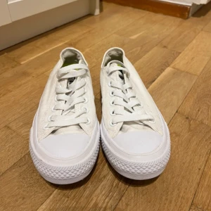 Vita converse - Vita Converse som knappt är använda ❣️