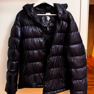U.S POLO ASSN - Vinter jacka i gott skick, den kan användas under höst, vinter och vår. Ursprungliga priset 4000 kr