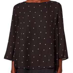 Helt ny blus med lagereffekt från Esprit  - Modellen har en vacker, svängande A-linje som snabbt drar blickarna till sig. -Ogenomskinligt foder i crêpe -Stiliserat maskrosbollmönster -Ledig lager-på-lagereffekt -Sprund och en liten knapp i nacken  Strl 32/34 Helt ny med prislappen kvar