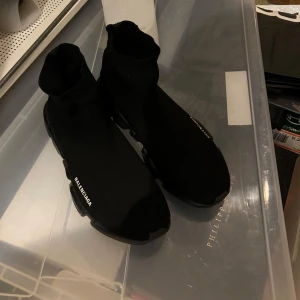 Balenciaga skor, strl 45 - Skor från Balenciaga, storlek 45. Topp skick, använd ett fåtal gånger endast! Kartong, dustbag mm medföljer!