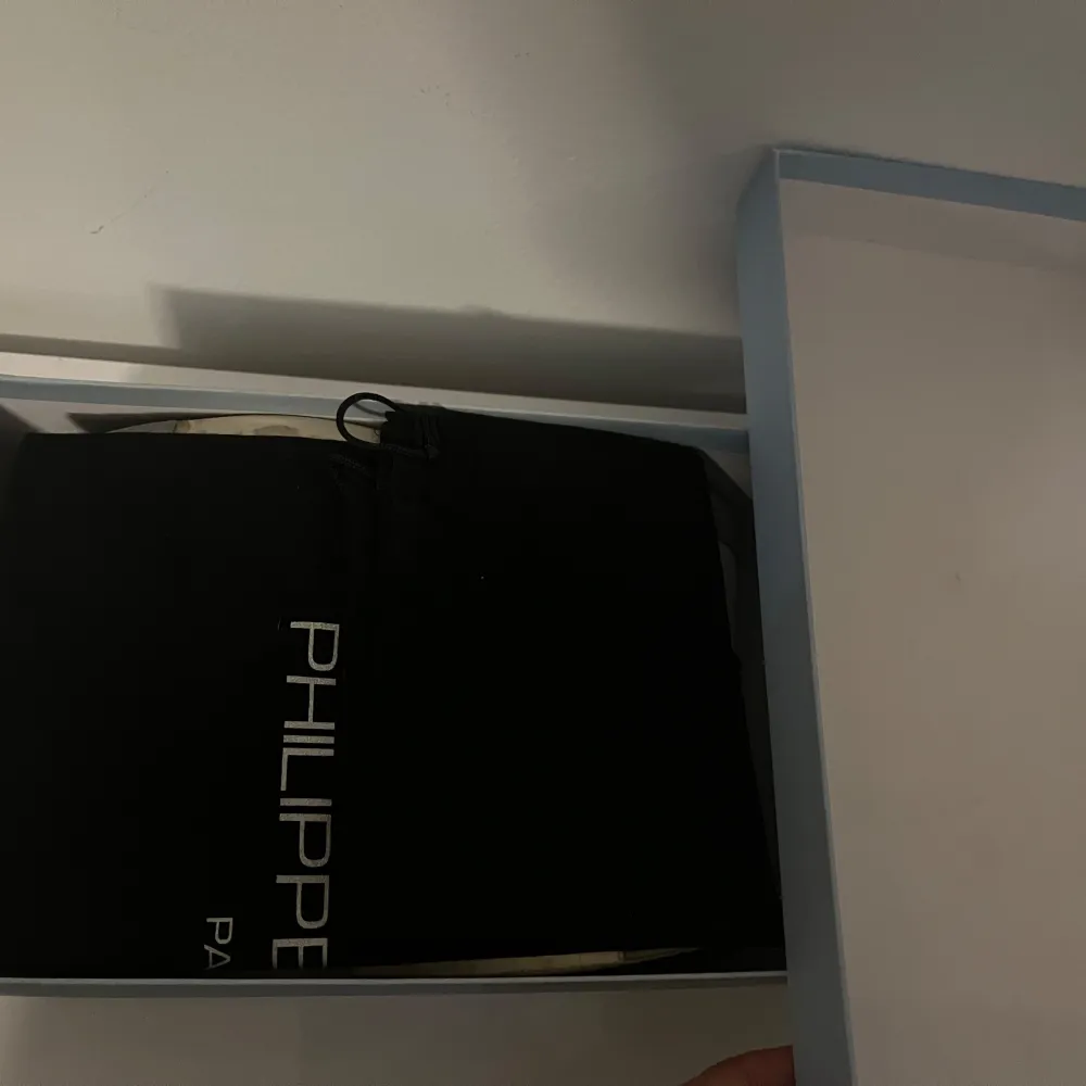 Feta Philippe model skor. ALLT OG FÖLJER MED! Nypris: ca 4000⚜️ Vårt pris:1499 🚨STEAL🚨 Skick 8,9/10, endast lite creases (som är lätta att fixa). Vid frågor eller funderingar är det bara att skriva🤙 Pris kan diskuteras vid snabb affär!. Kengät.