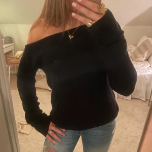 Off sholder tröja  - Säljer denna super fina off sholder tröja som går att ha på många olika sätt❤️❤️
