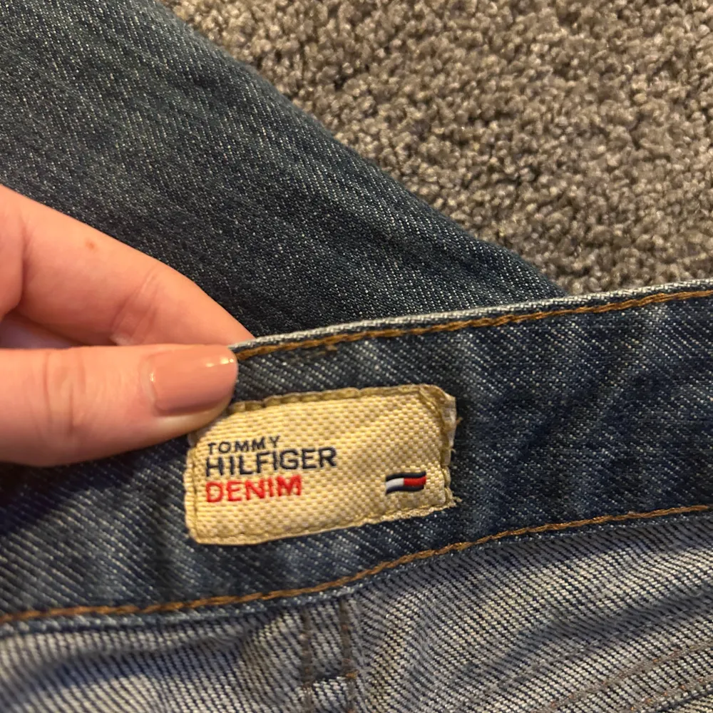 Vintage tommy hilfiger jeans med låg midja, så fina 💕vart favoriter men kommer inte till användning längre, skriv privat för bilder på 🤗. Jeans & Byxor.