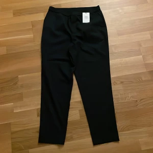 Oanvänd Byxa These Glory Days - Helt nya byxor inköpta på Volt från These Glory Days. Etikett finns kvar.