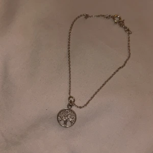 fotlänk - Säljer denna väldigt fina fotlänken av livets träd. Den är inte använd och den är i äkta silver. 