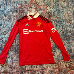 Manchester united tröja - Riktigt fet Manchester united tröja med spelaren Antony på storleken är typ S. Nypris ligger runt 2000kr då jag köpte den i affären på old trafford för ett par år sedan men tröjan är aldrig andvänd. hör av er med frågor!