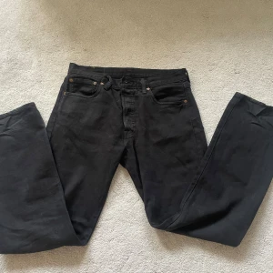 Levi‘s 501 - snygga svarta levis byxor  inget fel på byxorna över huvudtaget utan de är bara för långa för mig. de kan passa för W32-L33 pruta gärna 