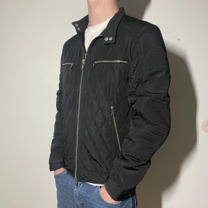 Riley jacka  - Jacka från Riley, i fint skick, storlek S (46), modellen är 174cm och 67kg. Pris 349kr, skriv vid fundering eller fråga 👀