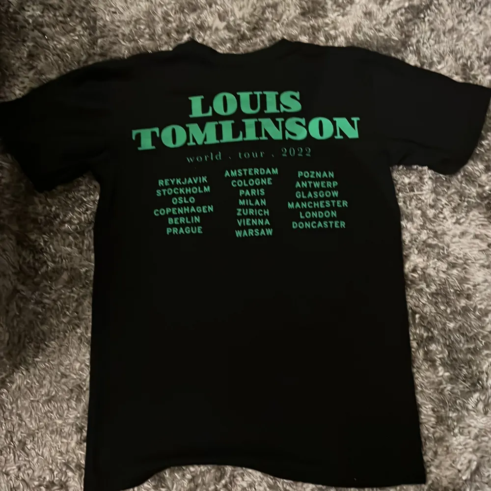 Superfin Louis Tomlinson T-shirt! Jättebra skick och använt fåtal gånger. Storlek S (sitter mera som M)  . T-shirts.