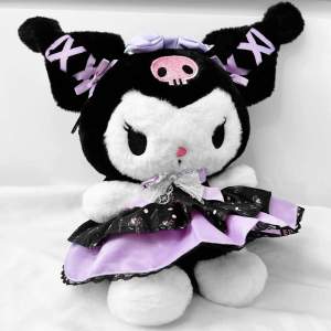 Asså världens gulligaste Kuromi ryggsäck!??? 😭🖤💜Finns 2 fack på vardera sida av rosetten så den kan användas som ryggsäck även om den är mer gosedjur än ryggsäck hehe 🫶🏻Köpt för runt 400kr på Kawaiimässan i Stockholm år 2019, har bara stått framme som prydnad sedan dess så i oanvänt skick! ✨Köp nu 💌