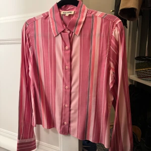 Skjorta Djerf Avenue - Oanvänd skjorta från Djerf Avenue i storlek M