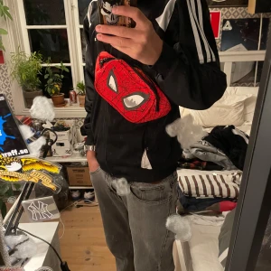 Spiderman midjeväska - En riktigt cool spiderman midjeväska/axelremsväska⁉️⁉️använd Max 2 gånger för något år sedan. Pris går att diskutera😋🤘