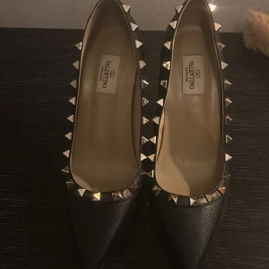 Valentino klackar  - Valentino klackar köpta på Valentino i Milano för 7000 storlek 39 passar en 38 1/2. Jätte bra skick 
