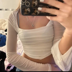 Långärmad tröja vit - Super fin tröja, aldrig använd 💕💕 har utsvängda armar