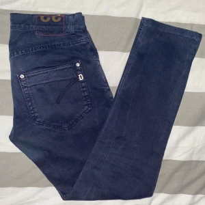 Svarta dondup jeans - Dessa svarta dondup jeans är till salu, storlek 32 och passar perfekt nu till hösten!