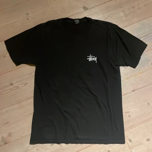Stussy tshirt - Bra skick, klassisk stussy tshirt i svart med tryck på fram o baksida 