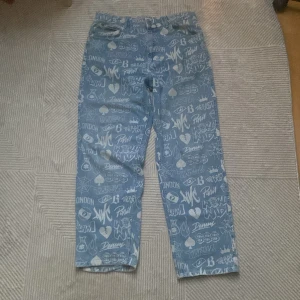 Jeans bershka blå men - Jätte fina blå jeans från bershka med coola tryck över hela byxorna. Storlek visas på sista bilden! Jätte bra skick. Till män  #vintage #adidassneaker #hoodie #jeans #baggyjeans #baggy #opium #drain #goth #modern #mode #women #men #nice #cropped  #sw