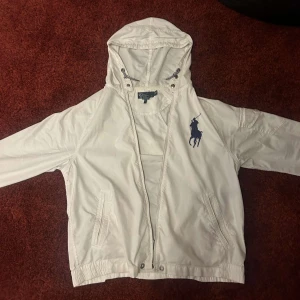 Vintage Ralph Lauren Windbreaker - Jag säljer denna feta Vintage Ralph Lauren Windbreaker, Den är i väldigt fint skick och är sparsamt använd. Jag är 183 och den passar mig rätt bra. Rekommenderar ungefär 179.