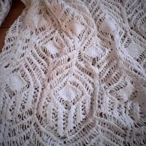 Stickad tröja  - Jättesöt stickad/virkad tröja. Stor varken storlek eller märke men skulle säga att den passar som M. Den är superfin att tex ha över ett linne eller liknande.