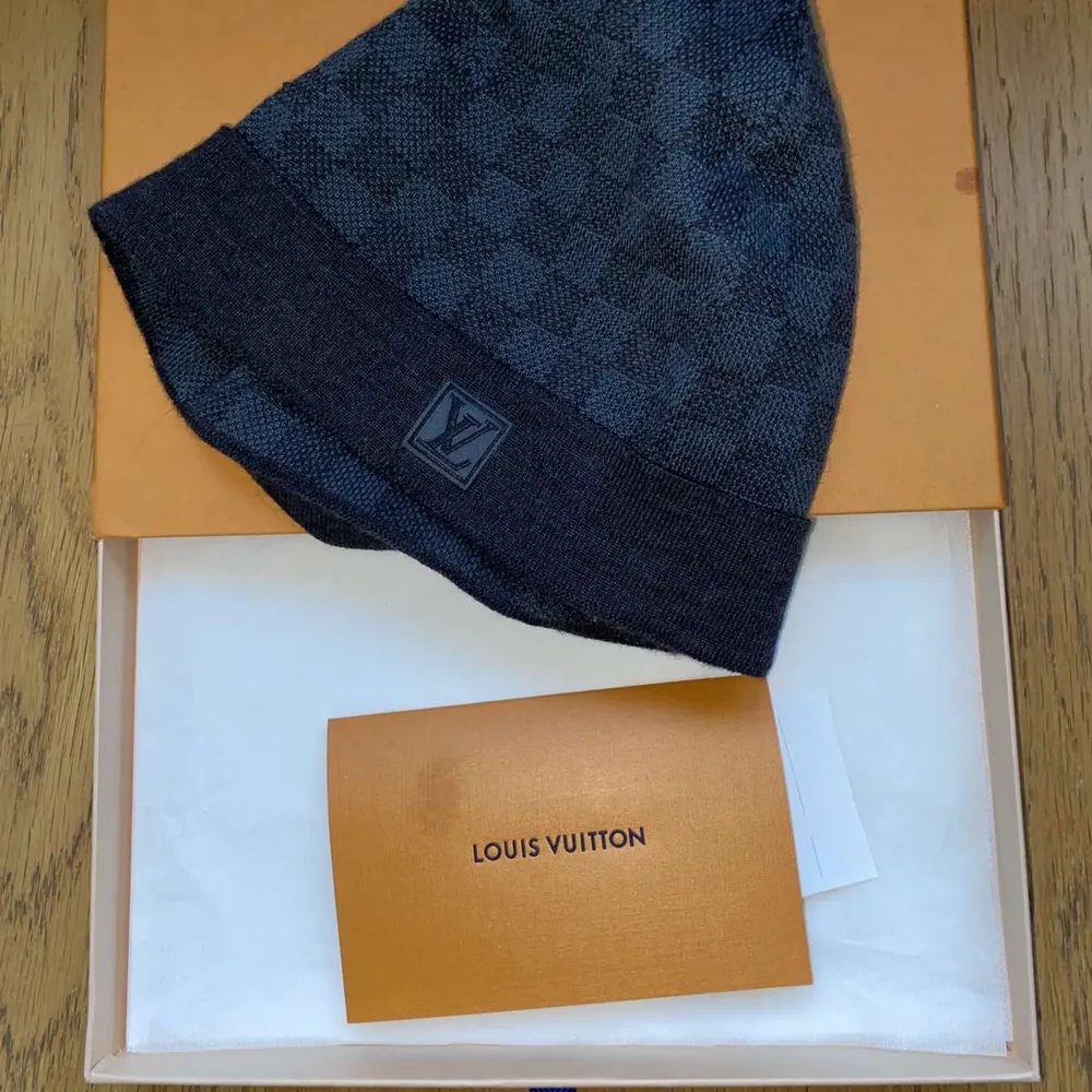 Louis Vuitton Petit Damier beanie/mössa Inköpt för ett par år sedan på Louis Vuitton affären i Birger Jarlsgatan för 3100 kr. Knappast använd då jag varit så rädd om den, riktigt bra skick finns inget fel  Tar emot förslag för byte . Accessoarer.