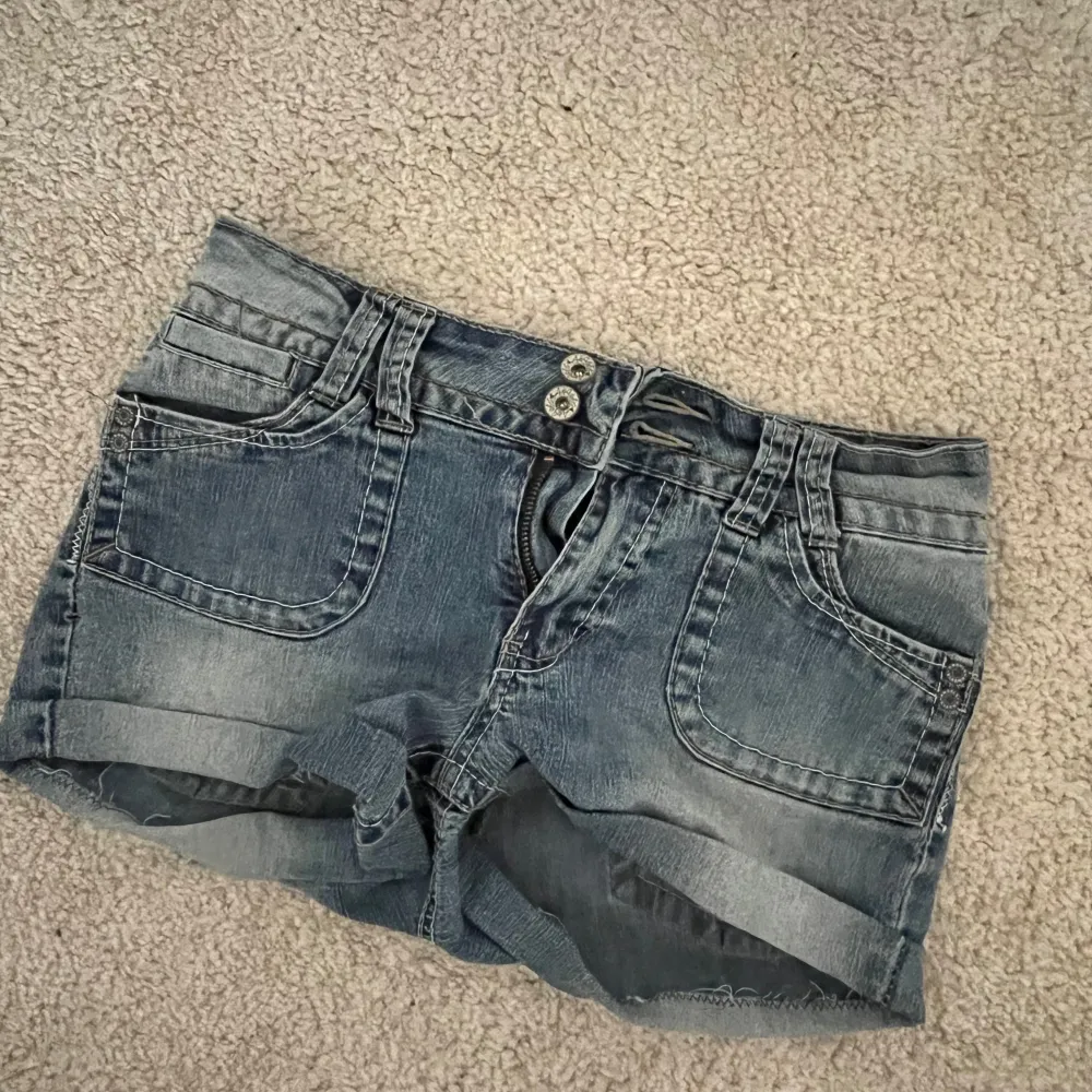 Skit snygga Low waist jeans shorts från Angels, vintaaage🙏🙏 ni ser måtten på bilderna!  . Shorts.