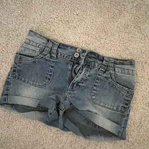 Low waist shorts - Skit snygga Low waist jeans shorts från Angels, vintaaage🙏🙏 ni ser måtten på bilderna!  