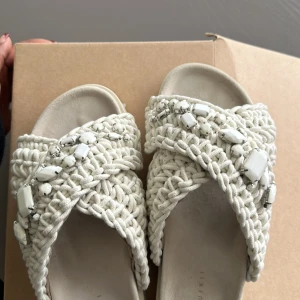 Inuikii tofflor - Säljer mina Inuikii tofflor som inte kommer till andvändning längre. Köpt för 2599 säljer för 2000kr. Endast andvänt 2 gånger. Ligger i väldigt bra skick😊