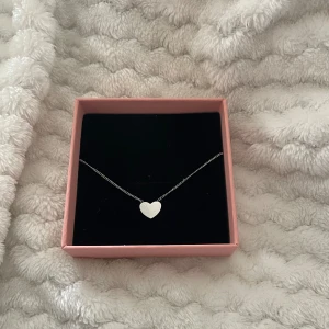 Halsband - Säljer detta fina halsband från edblad med ett hjärta 🩷 