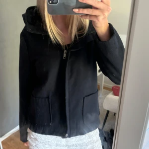 Mörkblå kappa  - Sååå fin mörkblå kappa med dragkedja och luva. Den har långa ärmar och stora fickor framtill. Perfekt till hösten. Jackan är storlek L men är väldigt liten i storleken så skulle säga att den passar bättre för S/M.