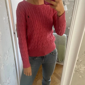 Ralph Lauren tröja - Kabelstickad ralph lauren tröja i superfin höstig färg! I storlek M barn, passar nästan mig som brukar ha S i vanliga tröjor så skulle säga att det motsvarar en XXS eller XS. Tröjan har används en del men inga fläckar etc🤗 