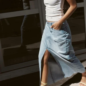 Jeanskjol Zara - Säljer en helt ny jeanskjol från Zara. I nyskick då den endast är provad och prislappen är på. Skriv till mig om du har några funderingar eller vill ha egna bilder. 😊