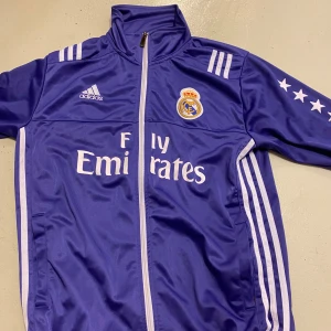 Real Madrid tröja (noodle hair Ronaldo) - Tja, säljer denna as feta real Madrid tröja i 9/10 skick den är väldigt väl använd och riktigt snygg.  Tröjan passar S/M. Priset går att diskutera lite vid en snabb affär.