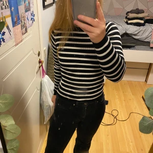 Randig tröja från Reserved - Säljer en superfin svart och vit randig tröja från Reserved. Den är ribbad och har långa ärmar, perfekt för både vardag och lite kyligare dagar. Tröjan är i storlek M men sitter mer som en xs- s. Aldrig använd så i nyskick💕💕