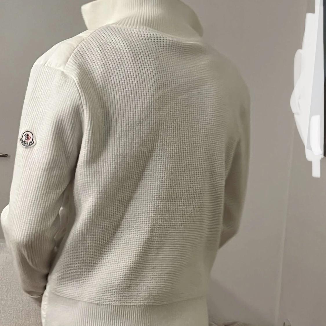 Moncler jacka till salu, pris diskuteras - 92